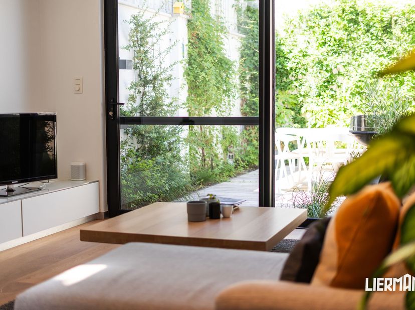 -- Bezoekmoment enkel op afspraak --<br />
Sommige woningen laten zich moeilijk in woorden vatten. Deze stadswoning moet u ervaren. Achter de karakter