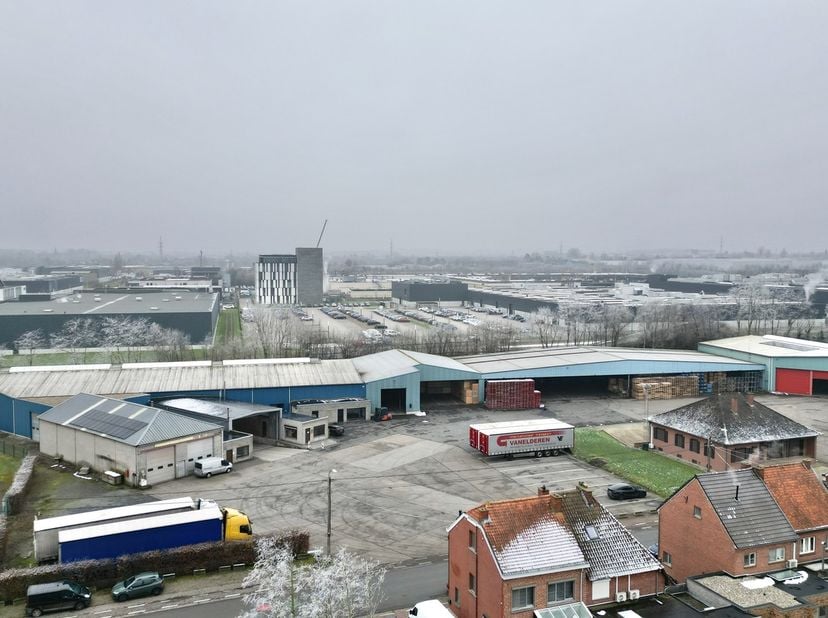 Aan de Zepperenweg 103-105 in Sint-Truiden bieden wij deze uitgebreide bedrijfssite aan met een totale oppervlakte van 1ha 28a 36ca. Het complex besch