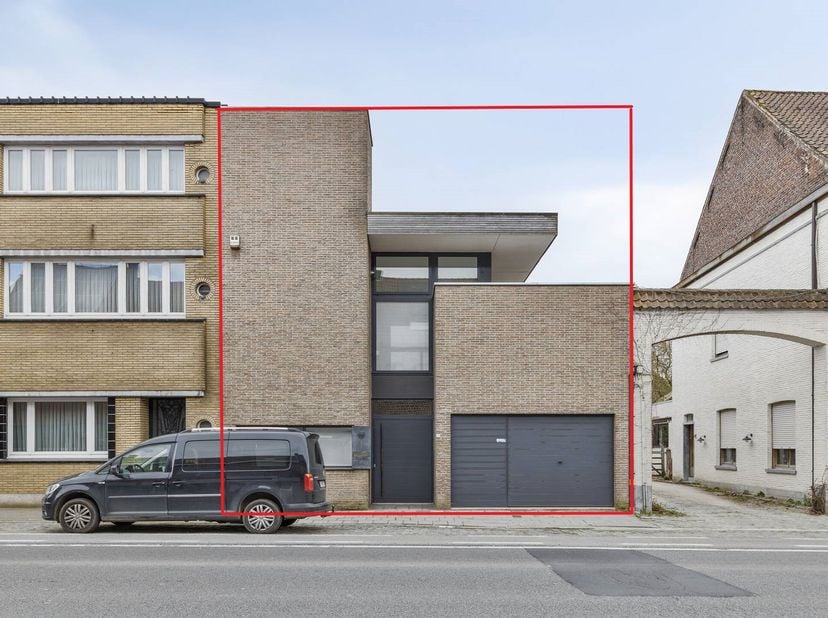 Cette propriété de caractère (construite en 1993) située sur la Meensesteenweg 317 à Bissegem a toujours servi de cabinet.<br />
<br />
Au premier éta