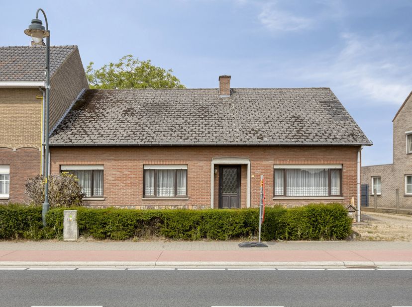 Deze te renoveren woning is gunstig gelegen langs een doorgaande weg, op een boogscheut van het centrum van Oudsbergen. <br />
Dankzij de centrale lig