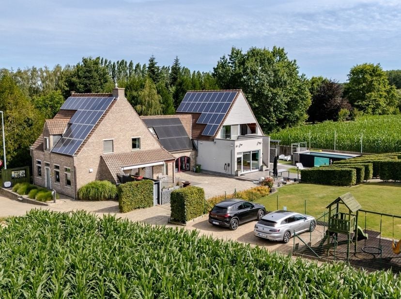 In het groene Moerbeke, een deelgemeente van Geraardsbergen midden in de Vlaamse Ardennen, bevindt zich dit unieke domein waar comfortabel wonen en su