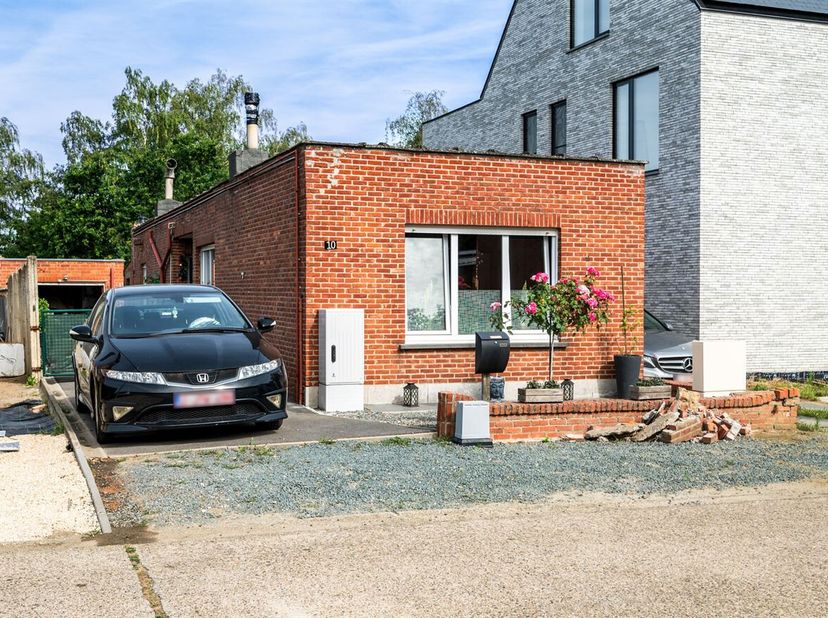 Située dans un quartier calme, au 10 Rooiestraat à Bevel, cette charmante maison de plain-pied est idéale pour ceux qui recherchent un logement chaleu
