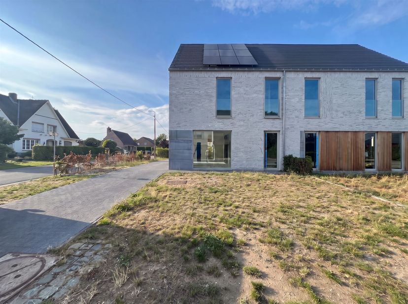 Magnifique maison neuve économe en énergie comprenant 3 chambres, un grenier spacieux et un jardin<br />
<br />
Situation : Emplacement calme et centr