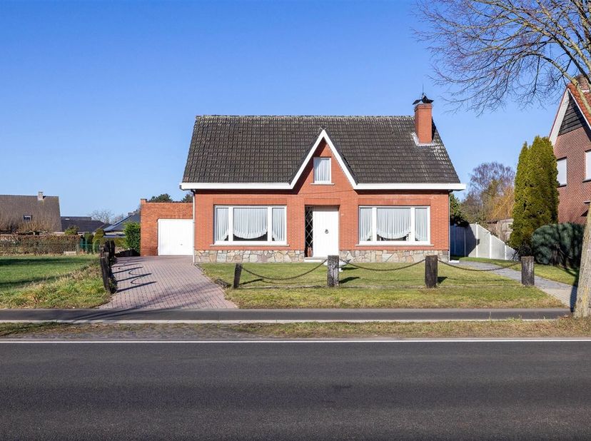 Journée portes ouvertes le samedi 14/03 de 15h30 à 16h30<br />
Maison de plain-pied à rénover avec 4 chambres sur 12a 67ca à Lille<br />
Cette maison