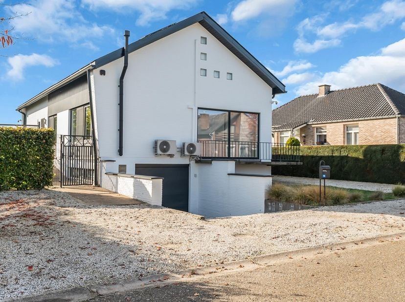 Huis te koop in Alfons Jeurissenstraat 10,
                    3620 Lanaken
