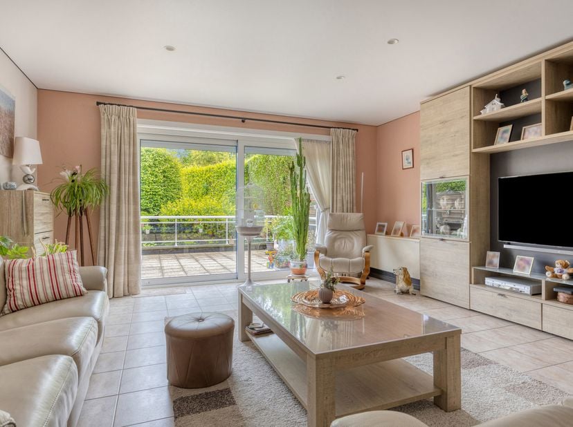 Immo Pické biedt u dit gunstig gelegen gelijkvloers appartement aan in Sint-Pieters-Leeuw, gelegen in de nabijheid van winkels, scholen, invalswegen,