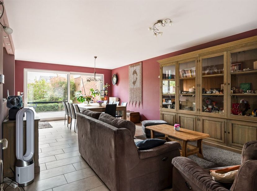 Gelegen op het einde van een rustige, doodlopende straat in Schoten, biedt Boekweitstraat 76 een uitzonderlijke combinatie van privacy en sereniteit.