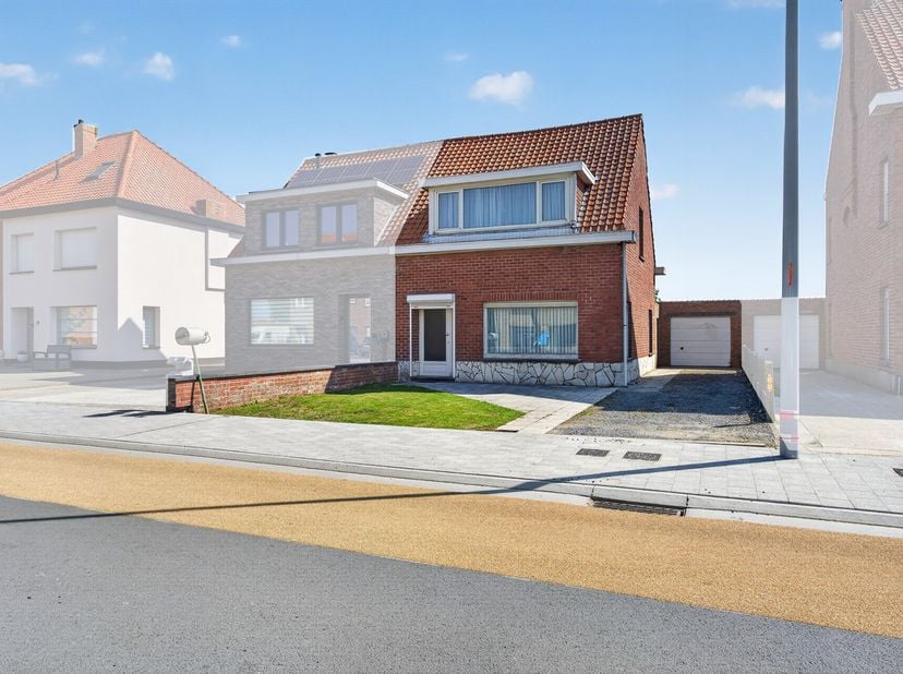 Bent u op zoek naar een renovatieproject met enorm veel potentieel, op een steenworp van het strand en de zeedijk? Met prachtige zichten op het hinter