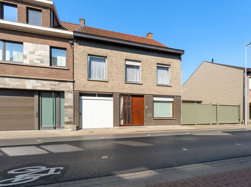 Kloeke, ruime woning met grote tuin te koop in Wevelgem<br />
Je betreedt de woning via de inkomhal en komt vervolgens in de gezellige leefruimte met