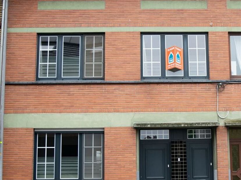 Deze rijwoning met 3 slaapkamers is gelegen in hartje Hoegaarden, in een rustige straat, op wandelafstand van de plaatselijke winkels en horeca.<br />