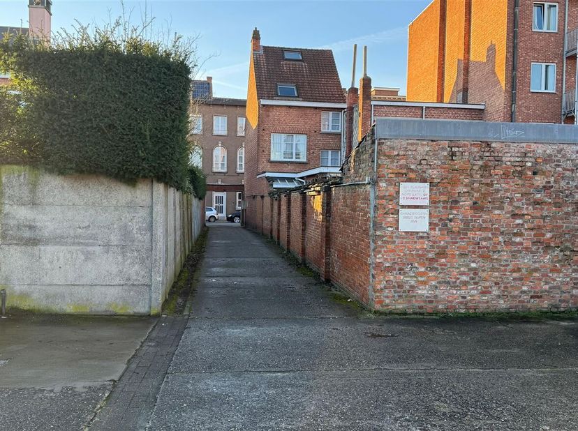 Garagebox in de Begijnenstraat te Turnhout<br />
Een uitstekend gelegen garagebox in de Begijnenstraat te Turnhout, tussen huisnummers 34 en 36.<br />