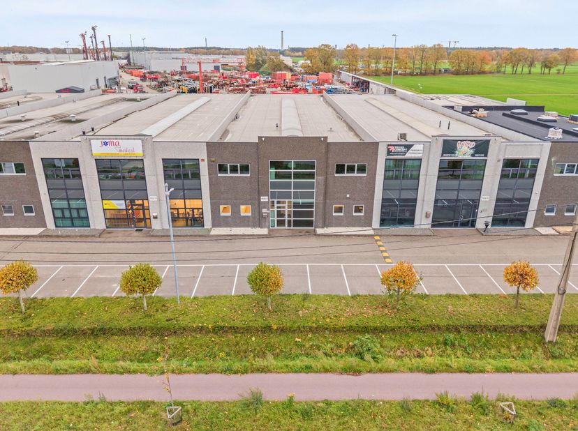TE HUUR: Instapklare KMO unit 11 met kantoor bestaande uit: atelier/magazijn 710 m² - ingebouwd kantoor van 160m² op niv0 en 160m² op niv+1.  Het volu