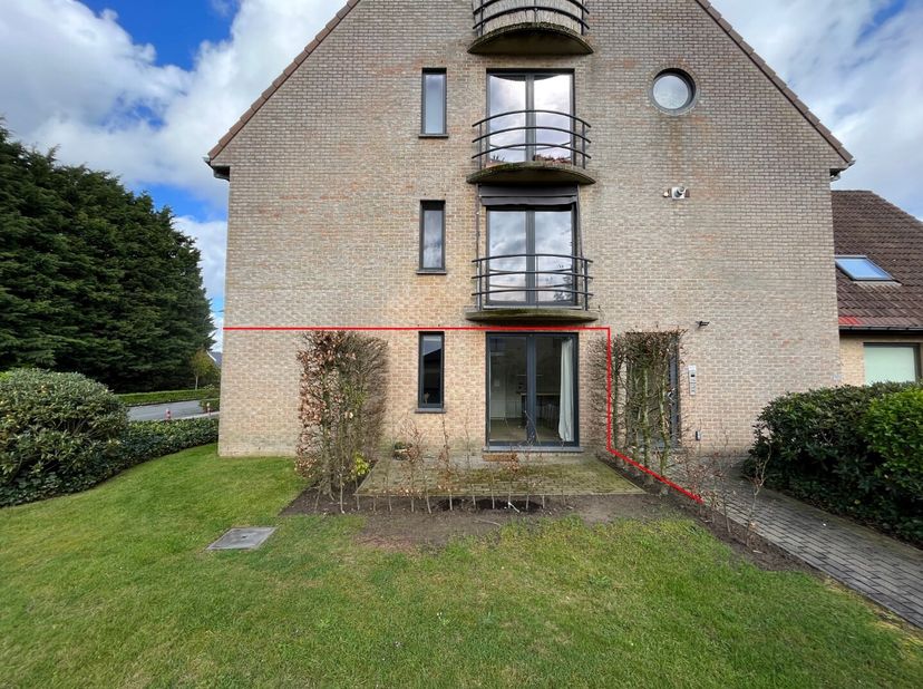 Dit lichtrijke appartement, gelegen langsheen de Kouterstraat in Merelbeke, werd enige tijd terug volledig gerenoveerd.<br />
Deze entiteit beschikt o