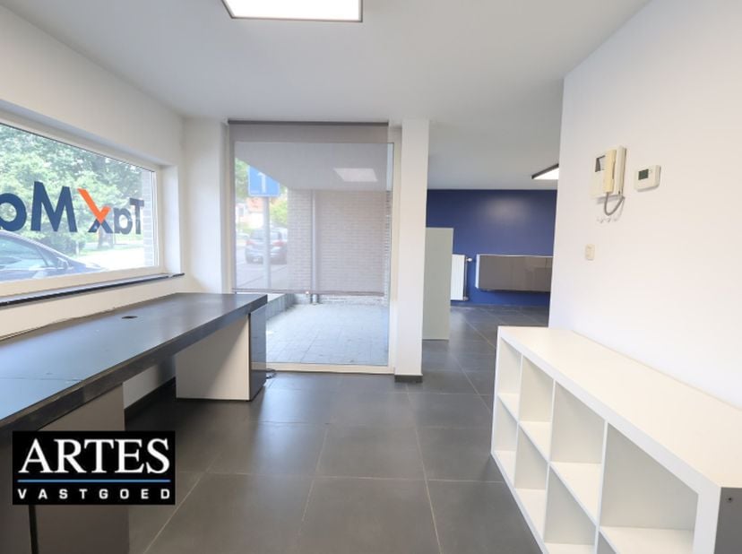 Commercieel handelspand van 46 m² gelegen&amp;nbsp;in het centrum van Genk.<br />
<br />
Geschikt voor kantoor, praktijkruimte, showroom, dienstverlening