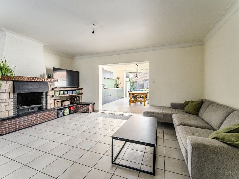 Te koop: Toffe gezinswoning in een residentiële buurt van Waregem, vlak bij het centrum van Nieuwenhove. Deze woning onderging al tal van renovaties w