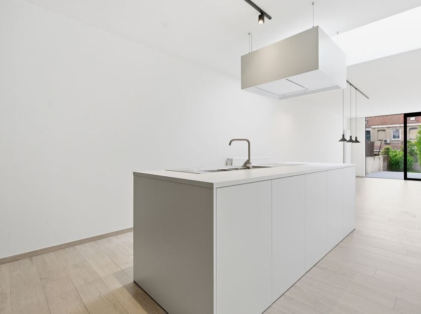 Deze recent volledig gerenoveerde woning in de Pluimstraat biedt een aangename combinatie van ruimte, licht en comfort.<br />
<br />
Bij het binnenkom