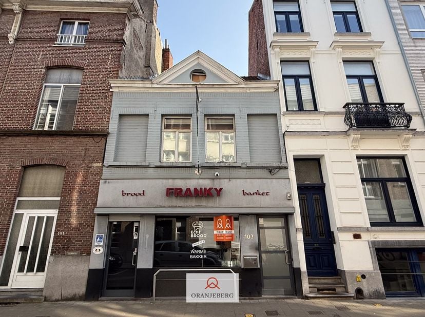 Dit goedgelegen handelshuis bevindt zich in het centrum van Gent in de Holstraat, centraal gelegen vlakbij Oude Houtlei, de Coupure en de Hoogstraat.&amp;