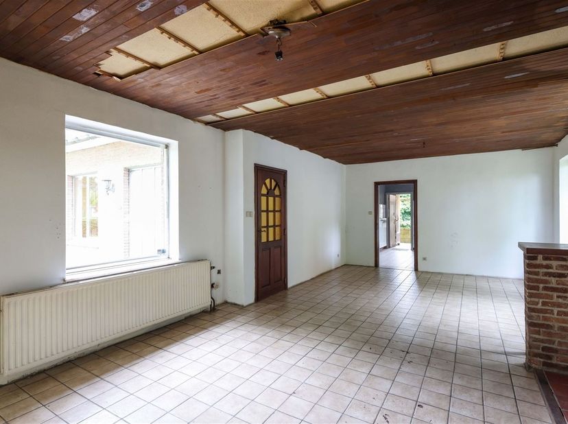 Ruime te renoveren gezinswoning met tal van mogelijkheden op een centrale ligging in Riemst<br />
<br />
Ligging :<br />
+ Dankzij de centrale ligg