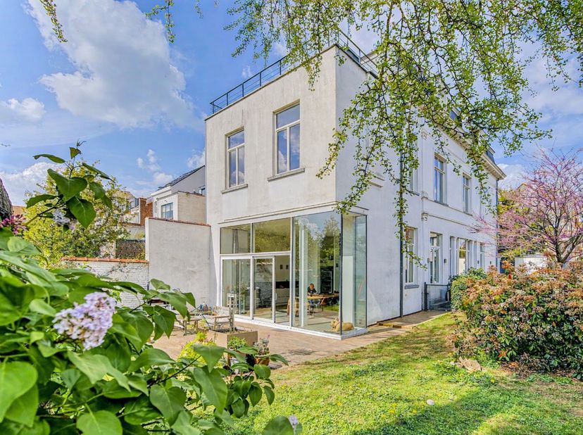 Située à proximité du Val Duchesse, cette élégante villa 3 façades construite au début du XXᵉ siècle séduit par son charme intemporel et la qualité de