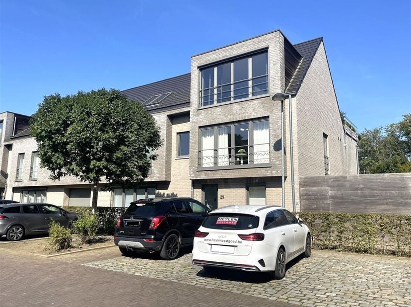 Appartement avec 2 chambres à coucher et grande terrasse à un emplacement TOP à Heist-Op-Den-Berg<br />
Situation : Cet appartement est situé dans un