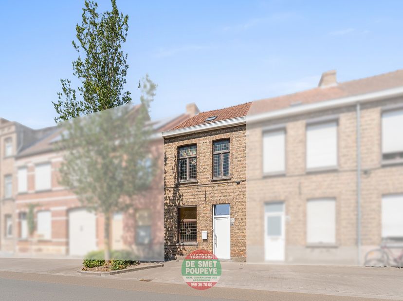 Deze gezellige woning is gelegen op een centrale en gunstige locatie in Assebroek, vlak bij het centrum van Brugge. Supermarkten, winkels, scholen, op