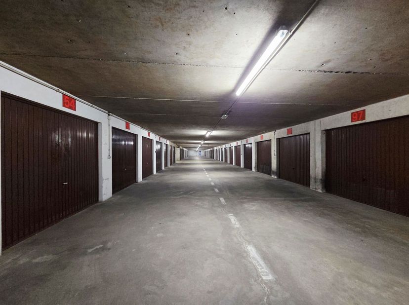Op zoek naar een veilige parkeerplaats of een interessante investering aan de kust? Deze afgesloten garagebox, gelegen op niveau -1, combineert comfor