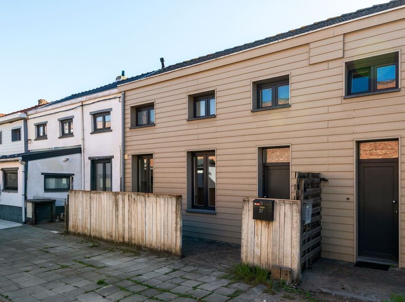 Instapklare woning met 1 slaapkamer en koer in centrum Lier!<br />
<br />
Deze instapklare woning is gelegen in een gezellig steegje vlak naast de B