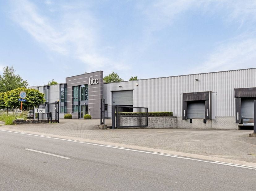 Dit ruime magazijn van ca. 1.800 m² is gelegen in de industriezone van Webbekom te Diest. Dankzij de strategische ligging op de grens van Vlaams-Braba
