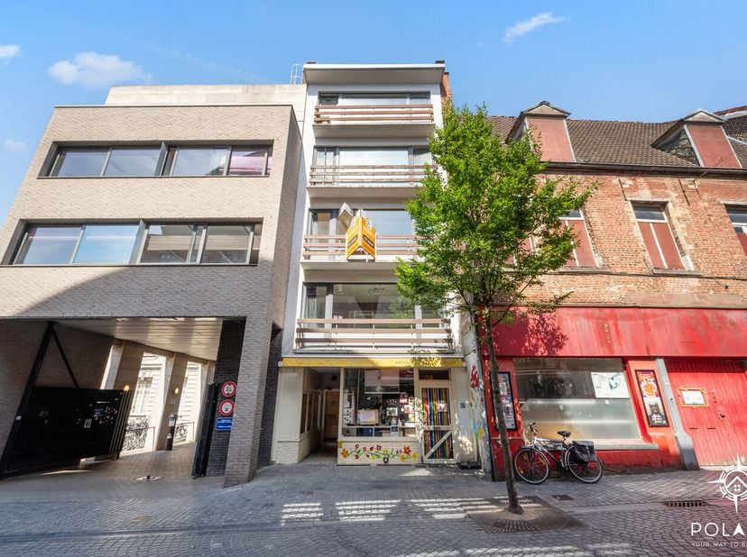 Op zoek naar een interessante investering of een ideale studio voor een studerend kind? Deze studio, gelegen in de Tiensestraat, bevindt zich pal in h