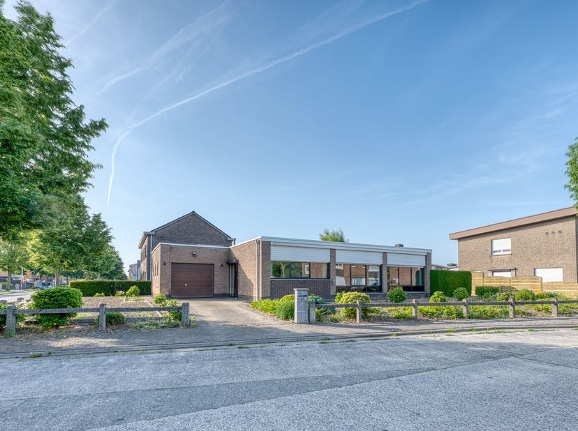 Deze verzorgde bungalow is rustig gelegen en biedt een aangename combinatie van ruimte, comfort en praktische indeling. Dankzij de nabijheid van het c