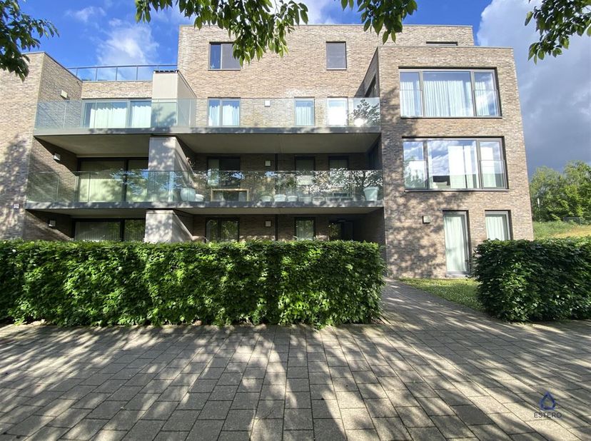 Dit ruime appartement ligt in een moderne woonwijk in Wijnegem. Gelegen op de bovenste verdieping van het gebouw, geniet het van veel natuurlijk licht