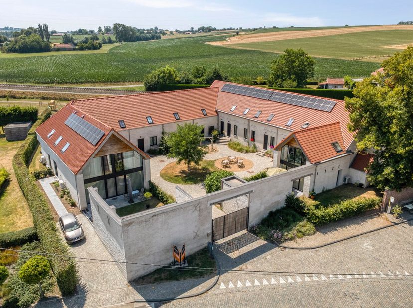 Deze prachtige nieuwbouwwoning in Etikhove wordt verkocht onder registratierechten (2 of 12%).  Naast de woningen zijn er tevens ook een tuinberging é