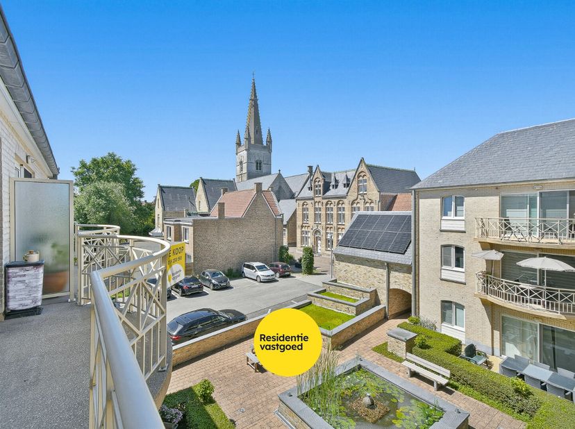 Dit verzorgd duplex-appartement is gelegen in het centrum van Gistel en combineert een rustige woonomgeving met een praktische indeling en aangenaam w