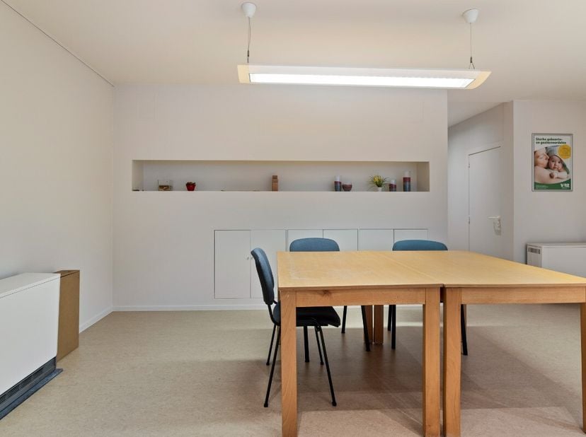 Vous recherchez votre propre bureau ? Ce bureau (85 m²) offre l'environnement idéal pour diverses activités professionnelles. Atouts Situation central