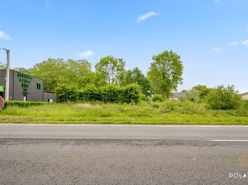 Op zoek naar een ruim perceel met uitstekende verbindingen én een landelijke toets? Dit perceel van 17a 90ca bestaat uit een bouwgrond van 10a aangevu