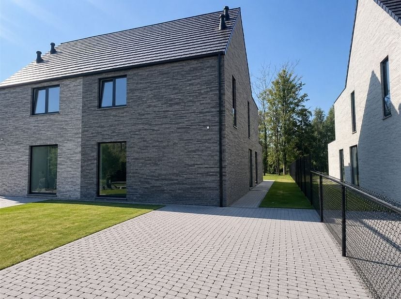 LAATSTE WONING TE KOOP!<br />
Grijp uw laatste kans om eigenaar te worden van deze exclusieve halfopen nieuwbouwwoning, waar luxe, comfort en energie
