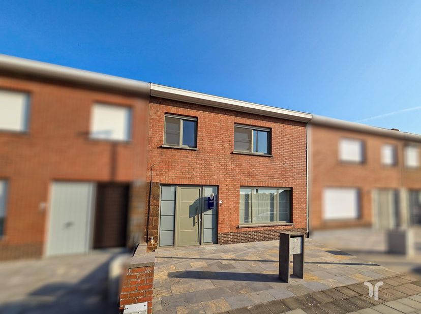 Instapklare gezinswoning met 3 slaapkamers in het  rustige Koolkerke.<br />
<br />
STARTPRIJS: Elk bod boven deze startprijs, wordt voorgelegd aan d