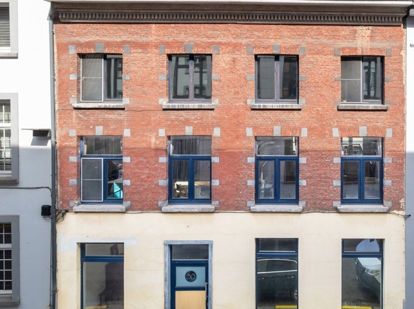 Ben je op zoek naar een instapklare woning met 4 slaapkamers in het historisch stadscentrum van Mechelen? In een rustige wijk in het Groot Begijnhof b