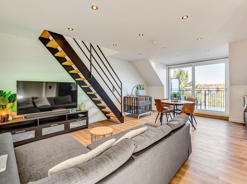 Voor meer info of een bezoek, bel 053 59 49 33 - In het centrum van Geraardsbergen vinden we deze volledig gerenoveerde duplex terug. Deze duplex besc