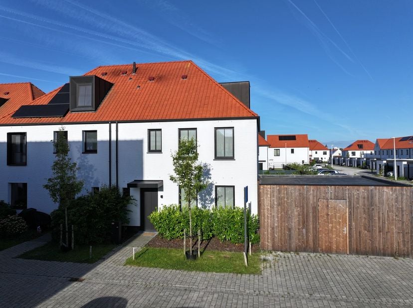 In de gegeerde woonwijk Lalys in Astene (Deinze) bevindt zich deze recente halfopen bebouwing uit 2023. Dankzij het uitstekende E-peil van 24 geniet j
