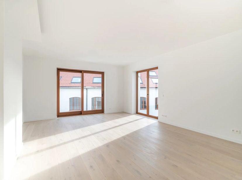 Situé au cur du très prisé quartier Stassart à Ixelles, découvrez ce superbe appartement une chambre ayant bénéficié dune rénovation lourde avec des m