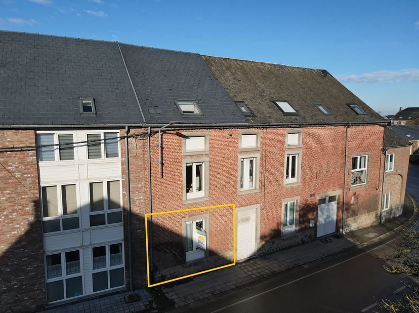 In het hart van het charmante dorp Mensil ontdekt u dit appartement gelegen op het gelijkvloers van een mede-eigendom (zonder lift). Het pand bestaat