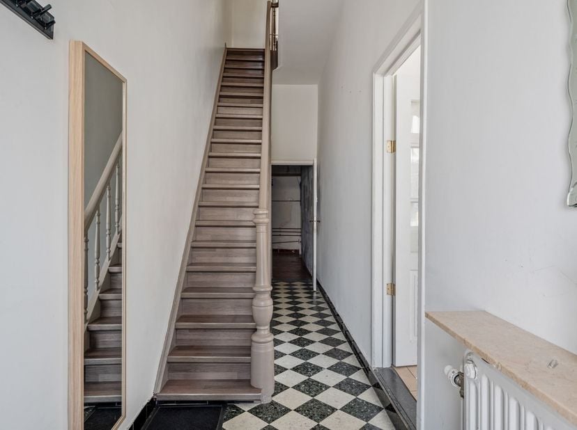 Deze gezinswoning is uitstekend gelegen aan de recent heraangelegde Lakborslei in Deurne. Dankzij de centrale ligging bevinden openbaar vervoer, winke