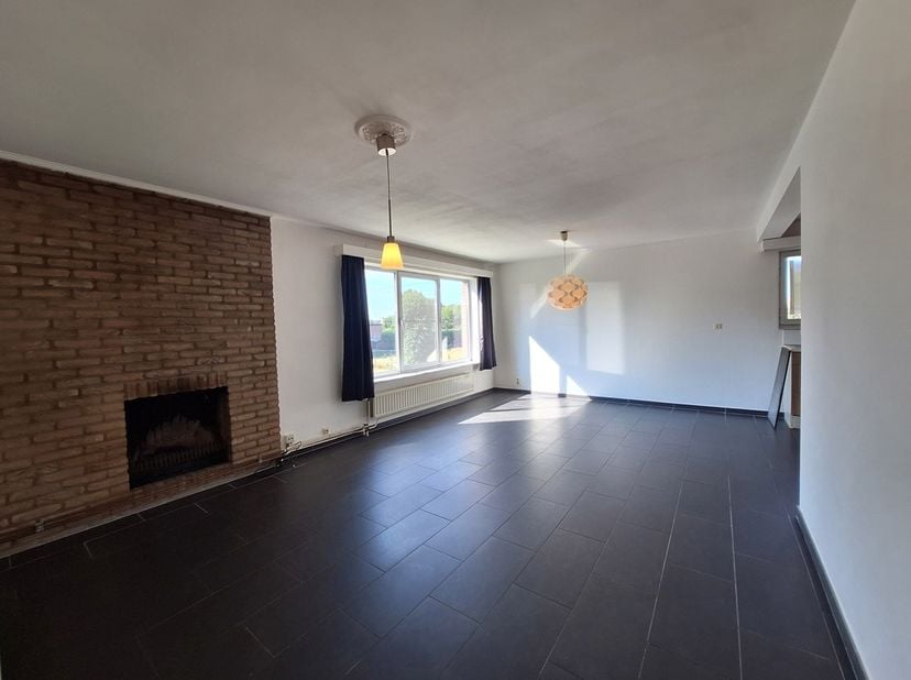 Praktisch instapklaar appartement te Zolder centrum.<br />
<br />
Dit appartement op de eerste verdieping heeft twee ruime slaapkamers, een ingerichte