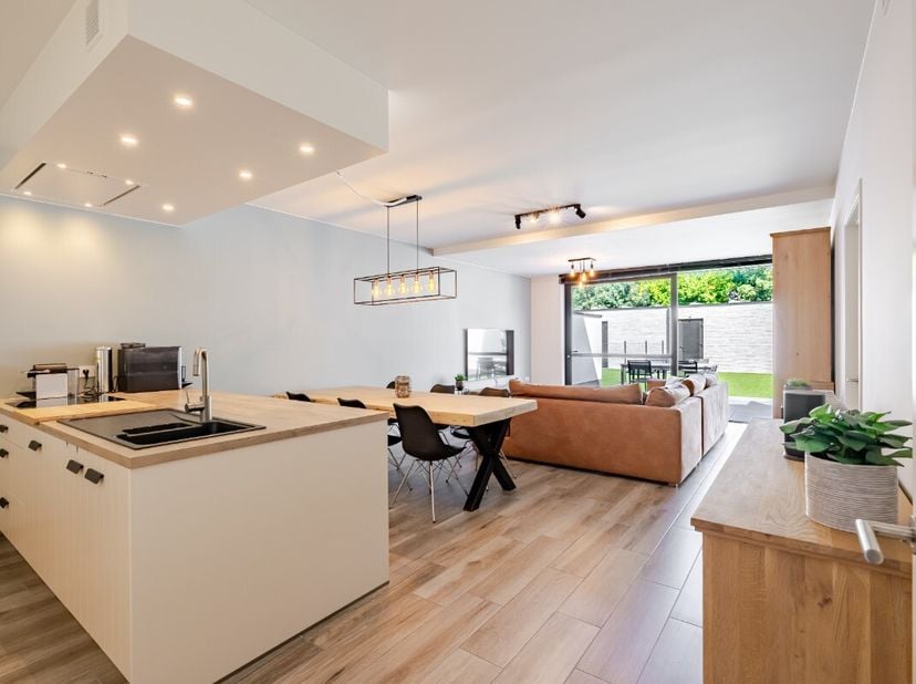 Ligging &amp; indelingIn het centrum van Evergem bevindt zich dit exclusief afgewerkte gelijkvloerse appartement in de recente residentie "Sanglier". Een