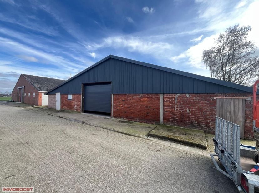VERGUNDE OPSLAGPLAATS TE KOOP VAN ca. 400m² !!! op een perceel van 748m²<br />
ideaal voor opslag van bouwmaterialen en dergelijke.<br />
water,nieuwe