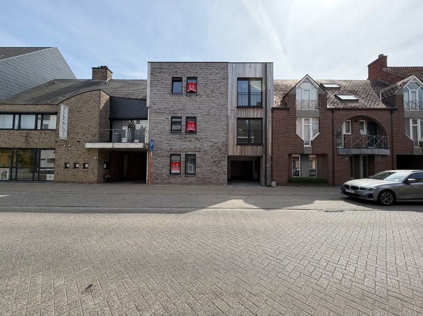 Ligging:<br />
Dit nieuwbouw gelijkvloers appartement is nabij het centrum gelegen. Hierdoor zijn alle faciliteiten op korte afstand terug te vinden (