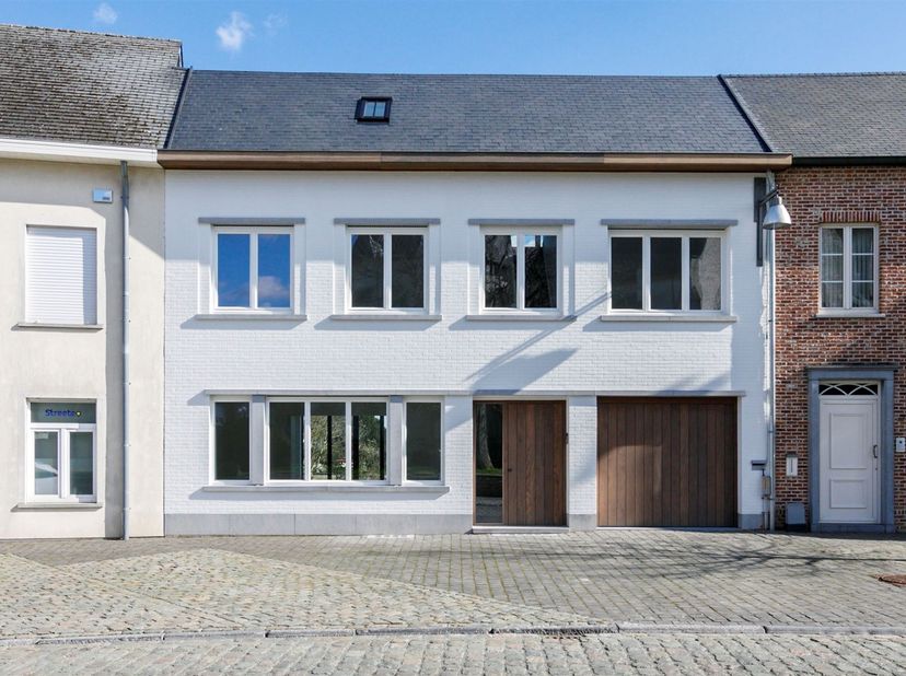 Ligging<br />
Deze prachtige nieuwbouwwoning is gelegen op een unieke en rustige locatie in Heist-op-den-Berg. Je geniet hier van een fantastisch uit