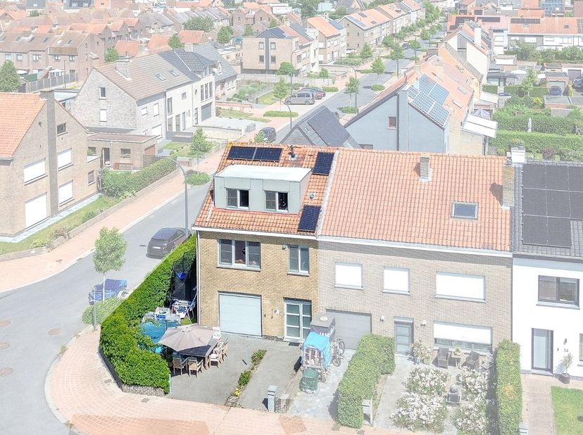 In een rustige woonwijk te Blankenberge bevindt zich deze verzorgde en gerenoveerde halfopen woning. De ligging combineert de rust van een residentiël