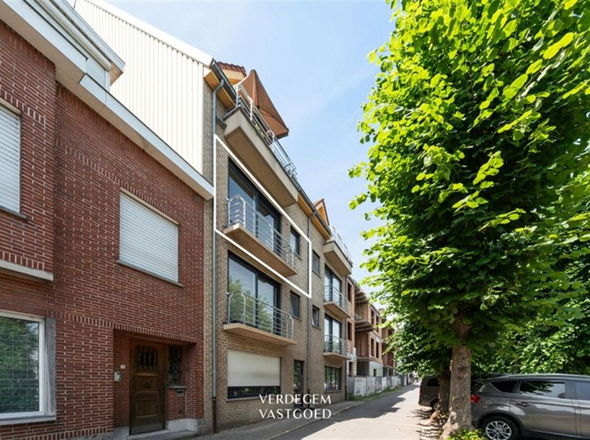 Situation<br />
Situé au cœur d'Ertvelde, avec une vue magnifique sur la belle Lindenlaan.<br />
Toutes les commodités, telles que les commerces, un m